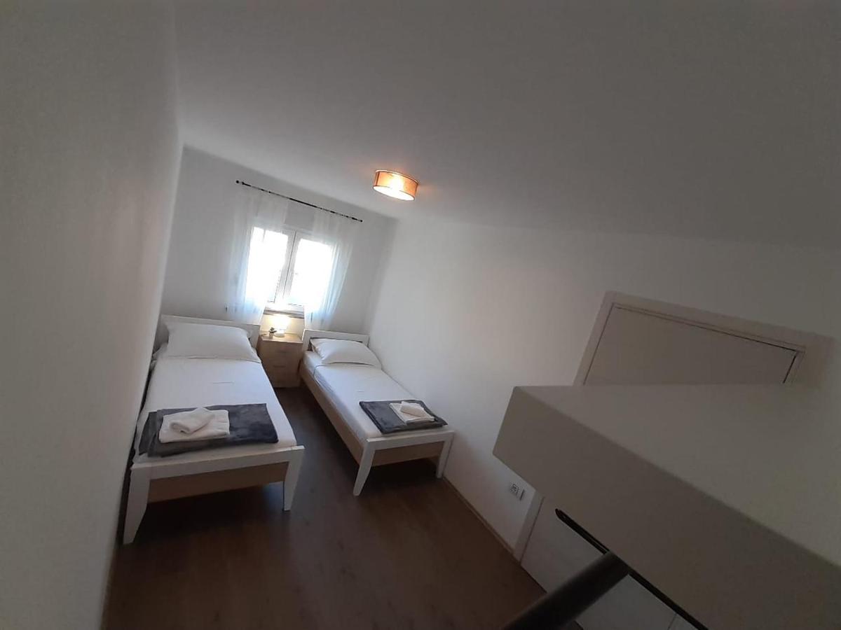 Apartment House Emjalemi Pula